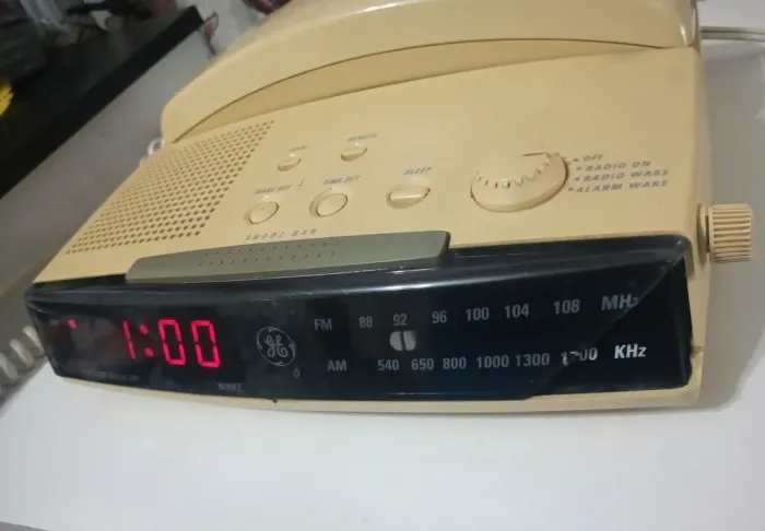 Rádio Relógio Digital GE - Despertador com AM/FM