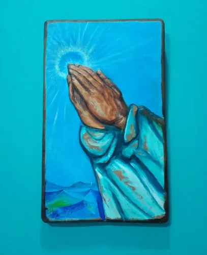Quadro em madeira com pintura de mãos em oração