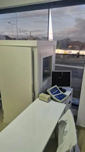 Aparelho de audiometria mais cabine