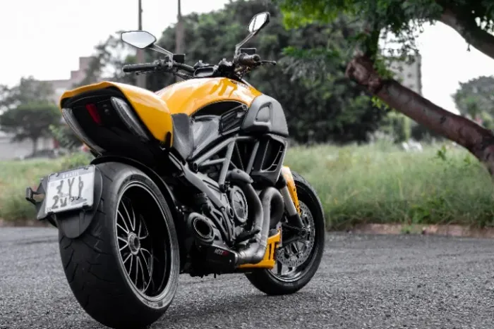 Ducati Diavel 2013 - 32.000 km - Amarelo Ferrari - ÚNICA!