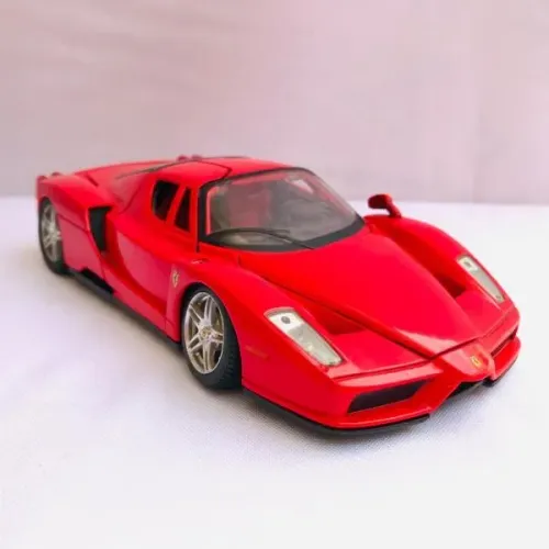 Enzo Ferrari, Miniatura Escala 1:24, Maisto, metal com pneus de borracha