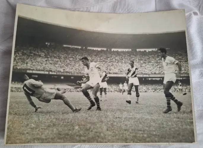 Foto antiga - Barbosa ( Vasco ) defende chute de Carlyle ( Fluminense ) 1951