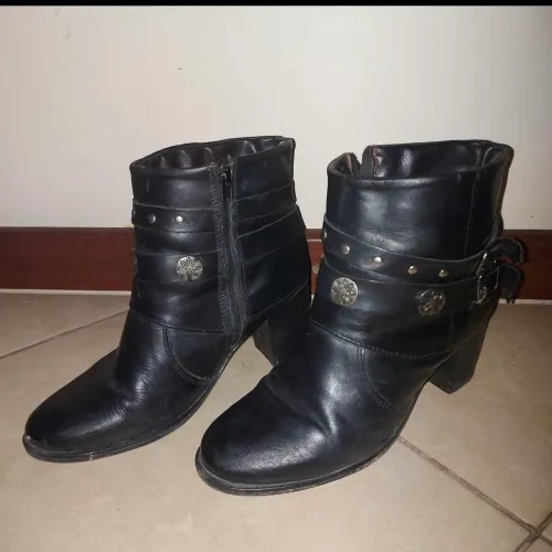 Botas Femininas de Couro - Elegância e Estilo!