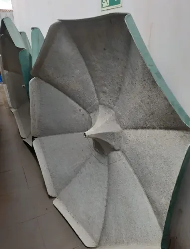 Ombrelone de fibra com mesas e cadeiras