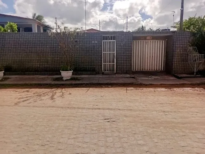LINDA CASA SOLTA C/PISCINA NO JANGA,4 QTS 2 SUÍTES NASCENTE E COM ACESSO EM RUA CALÇADA   