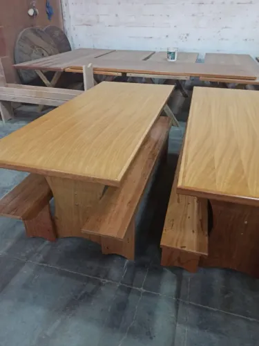 Mesa de Madeira com 2 bancos