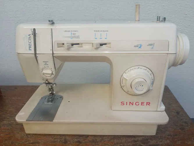 Máquina de Costura Singer Precisa 2
