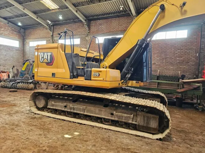 Escavadeira Caterpillar 320 ano 2021, com motor 6 cilindros, em SC