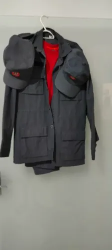 Conjunto Jaqueta e Bonés - Cinza e Vermelho