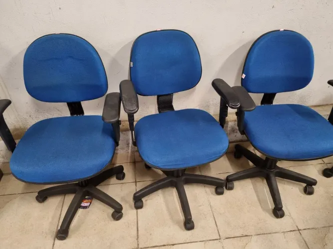 Cadeira Confortável com Braços e Rodinhas Ideal para Seu trabalho, empresa, estudos