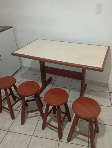 Mesa com 5 banquetas 