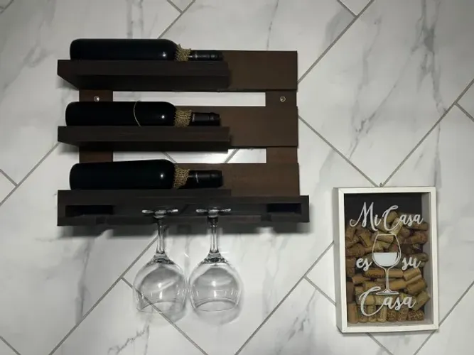 Adega de madeira nobre + 2 Taças + 1 quadro porta rolhas