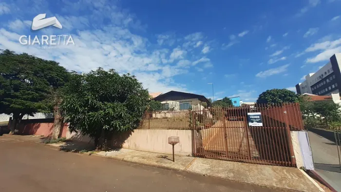 Terreno com casa mista à venda no centro da cidade de TOLEDO - PR