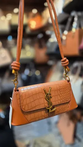 BOLSA TIRACOLO COM TEXTURA CROCO ESTILO YSL