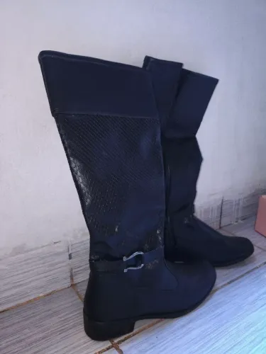 Bota preta cano alto