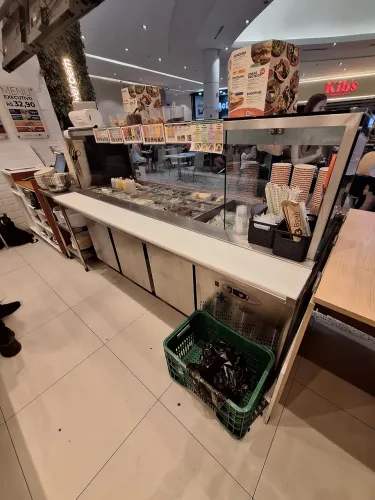 Pista fria + balcão refrigerado em baixo