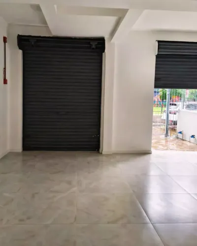 MOINHOS IMOBILIÁRIA aluga loja reformada na Av. Praia de Belas