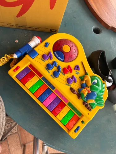 Brinquedo antigo teclado musical