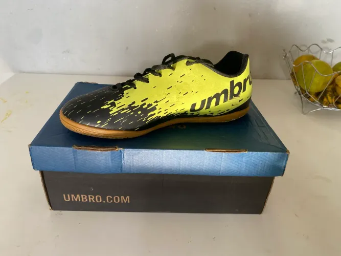 Tênis de futsal UMBRO original