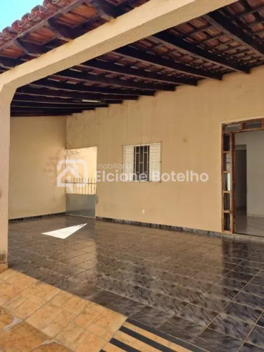 Casa residencial à venda no Bairro Granada, Uberlândia/MG | 180m² interna | Terreno 330m²