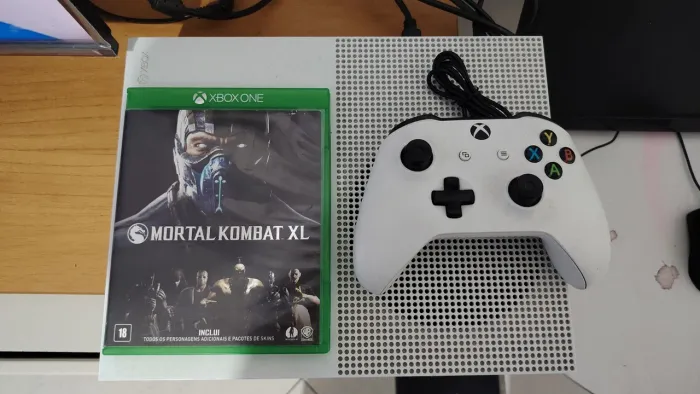 Xbox one S. 1TB 1 controle 1 jogo