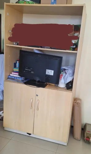 Estante com prateleira aberta e portas