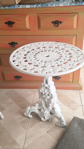 Conjunto de 2 poltronas e mesa trabalhando 