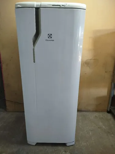 Geladeira Eletrolux RE31 240 litros