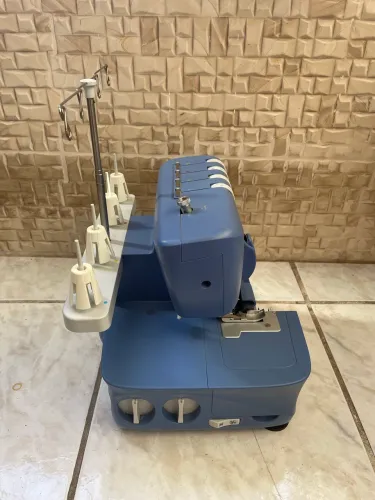 Máquina Overlock Singer S0235