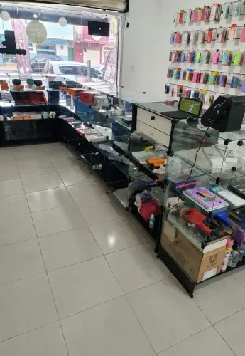Balcão de vidro em z com 6m linear, com gaveta para dinheiro de madeira e chave.