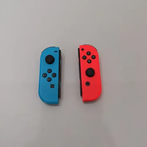 Vendo Controle Joy-Con Vermelho e Azul Nintendo Switch Semi novo 