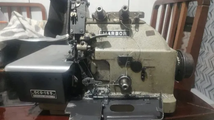 MAQUINA DE COSTURA INTERLOCK , MOTOR E MESA