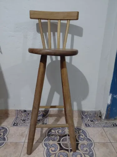 Banqueta Alta de Madeira com Encosto - Estilo Rústico