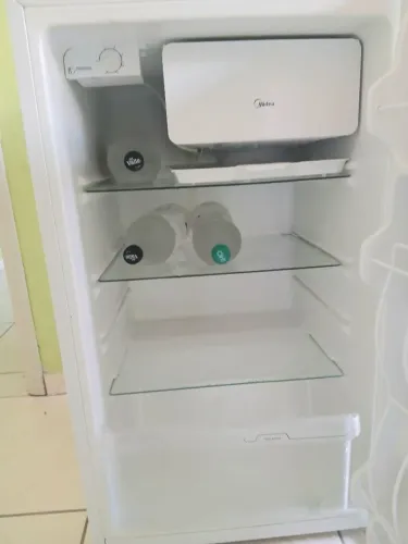 Frigobar semi novo