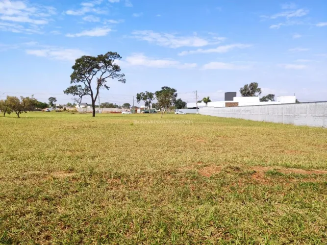 Terreno de 1.880 m² à venda em Uberaba, no condomínio Mário Franco.