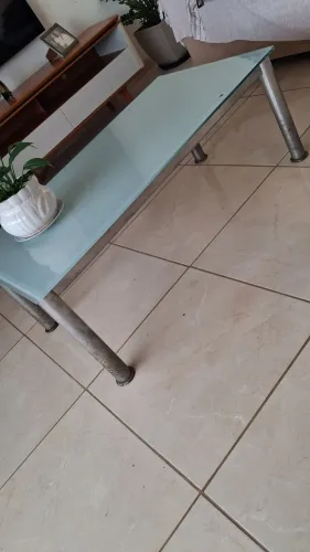 Centro para sala, usado, com base de inox e tampo de vidro, medindo 1,10 X 60cm. 