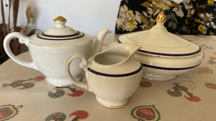 Trio De Porcelana Antiga - Bule, Cremeira E Sopeira Com Filete Azul E Ouro