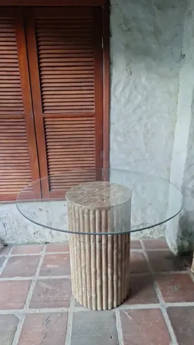 Mesa Redonda de Bambu Artesanal com Tampo de Vidro 109cm