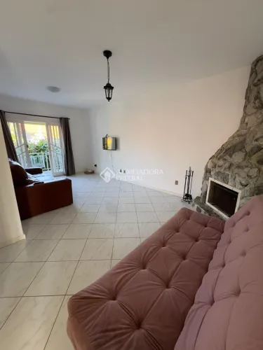 A Auxiliadora Predial aluga excelente casa de 4 dormitórios no bairro Campeche, em Florian