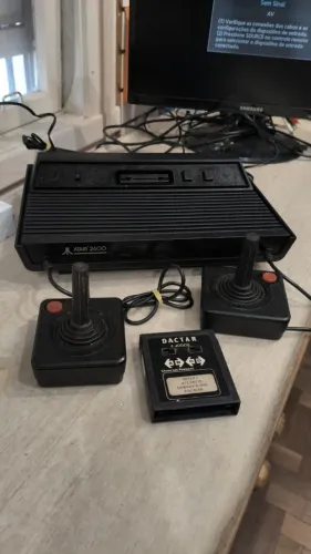 Atari 2600 com 2 controles + Cartucho com 4 Jogos