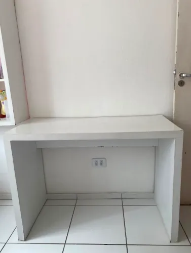 Mesa e estante