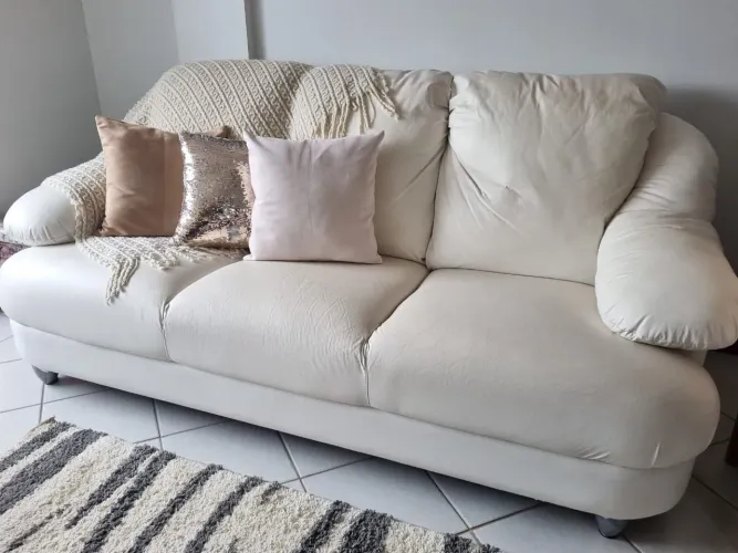 Sofá couro legítimo branco 3 lugares 2 metros por 90cm