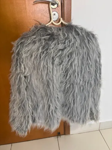 Casaco / Jaqueta Feminina de Pêlo Sintético Cinza - Estilo e Conforto (60 cm)