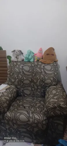 Vendo sofá de 2 lugares e uma poltrona 