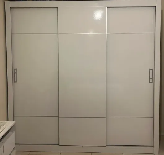Guarda roupa 3 portas de correr - Branco + duas mesinhas de cabeceira