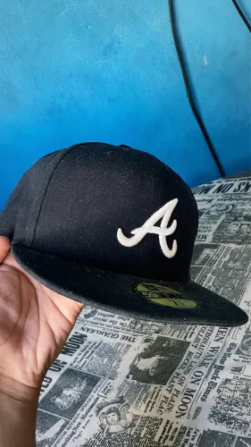 boné fechado New Era 59FIFTY dos Atlanta Braves na cor preta ORIGINAL