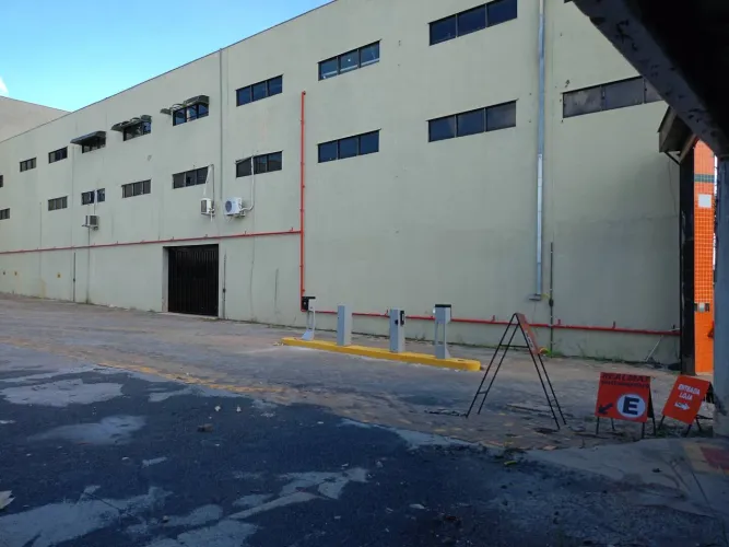 Alugo Barracão 500M2 região central na Avenida Mário Corrêa Porto