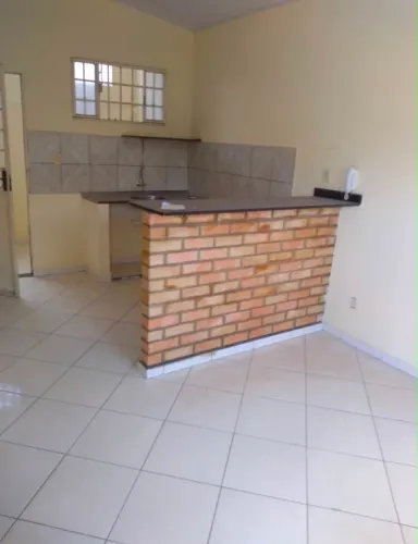 Alugo apartamento com suíte, sala e cozinha conjugados lavanderia e mais garagem coberta