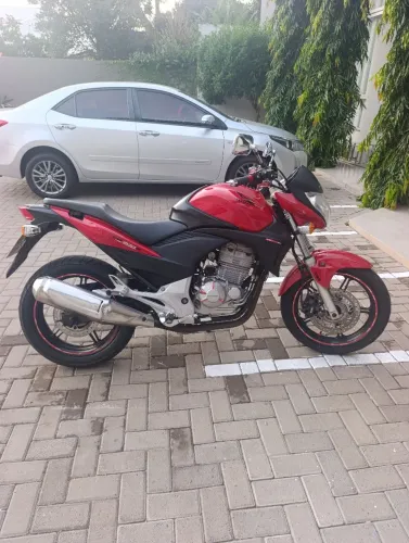 Honda, CB 300rR, 2010 - rodas de liga leve; Freio dianteiro e trazeiro a disco