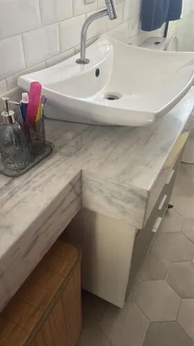BANCADA EM MÁRMORE CARRARA + CUBA DE APOIO | 130 x 52 cm